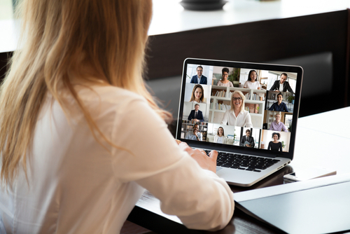 Blonde Frau sitzt vor Laptop und macht einen Coaching Call