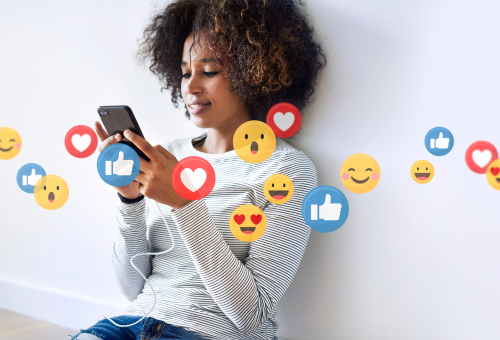 Frau, die ihr Handy in den Händen hält und Social Media nutzt
