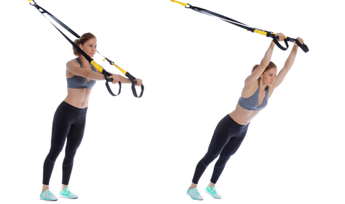 Frau trainiert mit TRX - Schlingentrainer