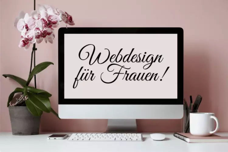 Schreibtisch mit Orchidee und PC - Bildschirm auf dem steht Webdesign für Frauen