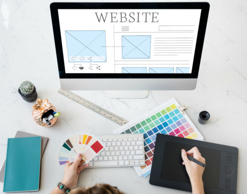 Frau arbeitet mit Farbpalette und Grafikdesign-Tablet an Website, Webdesign und Personal Branding.