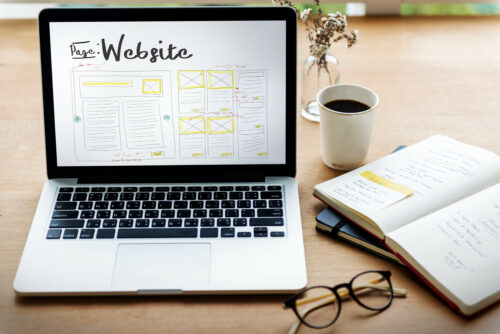 Ein Bildschirm von einem Laptop, auf dem die systematische Erstellung der Website zu sehen ist
