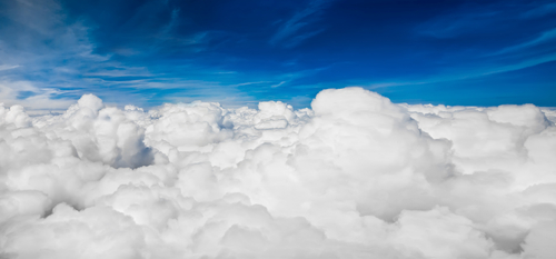 Blauer Himmel über weißen Wolkenlandschaft.