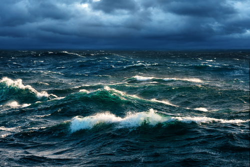 Meer mit Wellen, die gegeneinander brechen. Aufsteigender Sturm über dem Meer.